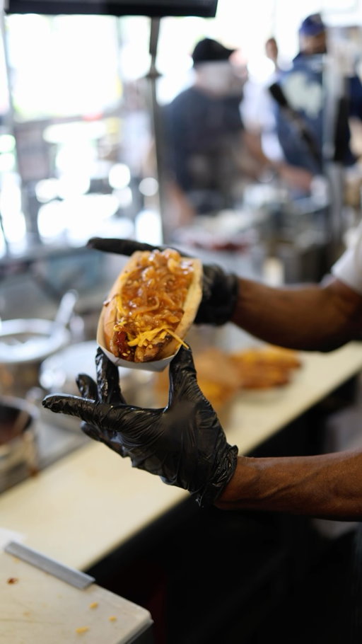🌭 MunchingWithMurch takes on Earle’s on Crenshaw! 🌭
@stayeatinbruh invited me out to South Central to check out @earlesoncrenshaw and we had a blast. One of the easier 10s I ever gave. 
If you’re in the area, make sure you check out Earle’s on Crenshaw—and when you do, tell them MunchingWithMurch 
sent you! 💪🏾 #glizzygladiator  #bettermeats #meatmunchers #laeats #10over10