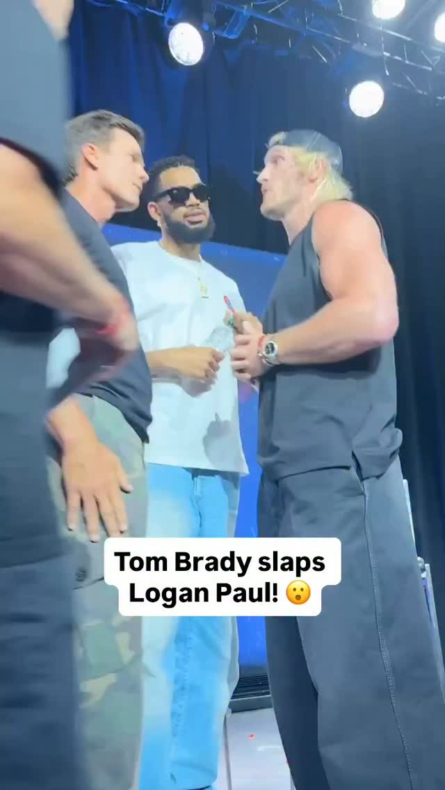 Karl-Anthony Towns had to separate Tom Brady and Logan Paul during their on-stage appearance at Fanatics Fest!

🎥: @wwe