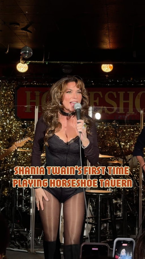 Who said NO to @shaniatwain, I just wanna talk… 👀 

#shaniatwain #littlemisstwain #toronto #livemusic #horseshoetavern