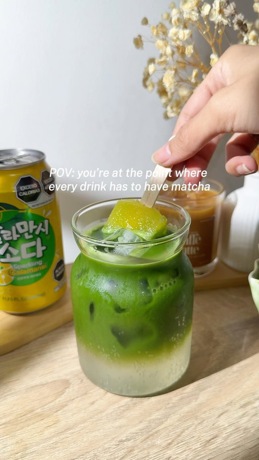 Every drink has to come with matcha now 😌🤭

#matchalove #matchalover #summerdrinks #matchaadict  #recipe
summer drink • calamansi • matcha • homecafe • aesthetic