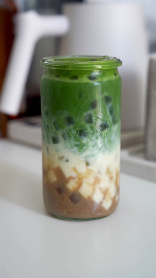 i knew it’d be good, but not this good 😭🤌🏻✨

this kind of the drink that you take a sip and “yeppp… I’m making this again.” i don’t really enjoy this syrup with coffee tbh, but I LOVE what it does to matcha! It makes everything taste even creamier and cozier 🍌🍵✨

— Add 15-20ml banana bread ( the more the better ) 
— 100ml banana milk
— Pour your matcha

For matcha ; 
— Sieve 4g of matcha powder
— 50ml of water [ < 80’ ] 
[ 15ml room temp for paste + 35ml hot water ]
— Whisk until it fully dissolved

.

#bananabreadmatchalatte #bananabreadsyrup #matcha #icedbananamatchalatte #cafeathome