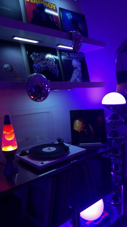 Same apartment, different vinyl record 🎶

#aloneatprom #homedecor #retromodern #vinylrecordcollector #homeinspo