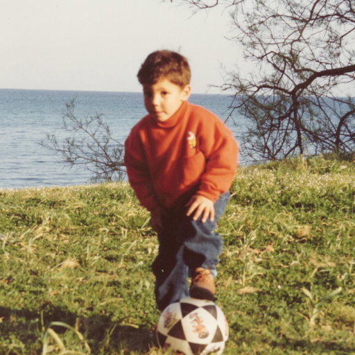 Desde pequeño, el fútbol ha sido una de mis grandes pasiones. Siempre he disfrutado jugando, viendo partidos y apoyando a nuestra selección. 

Todavía recuerdo la emoción de vivir en Sudáfrica la final de 2010 ⭐️. ¡Nunca lo olvidaremos! 

Mañana tenemos otra oportunidad de disfrutar de uno de esos partidos que hacen historia ante una selección y un país 🇦🇷 al que respeto y admiro mucho. 
Muchísima suerte, @sefutbol! 
¡Vamos, España! 🇪🇸
