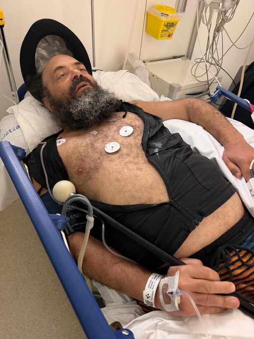 Gracias a toda la gente que anoche vino a verme a Vitoria… Y gracias a la gente del teatro y del hospital donde me atendieron después de caerme del escenario… Y gracias a mi viejo amigo y camarada @jabohpizarroso por venir a mi rescate en cuanto recibí la cornada… Se habla mucho de los límites del humor, pero el verdadero peligro son los límites físicos del propio escenario… AY DIOS MÍO, QUÉ CALVARIO 🔥🤡🤡🔥