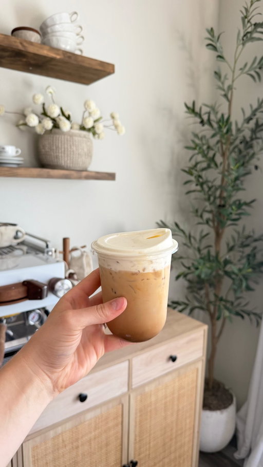 Salted vanilla latte to go ⭐️🤎

#homebarista #vanillalatte #coffeelover #coffee #coffeeroutine