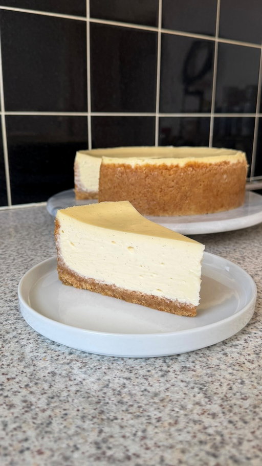 NEW YORK STYLE CHEESECAKE

the full recipe is on ashbaber.com, there’s also a link in my bio :) 

#baking #foodreels #cheesecake #dessertrecipe #goodfood