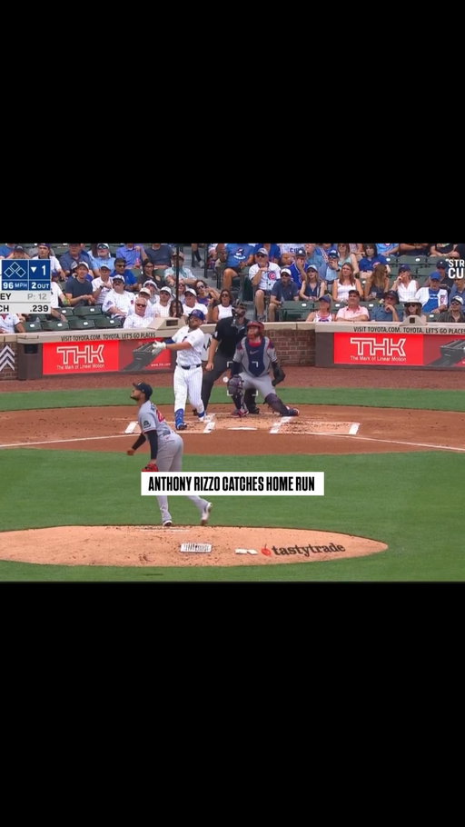 Anthony Rizzo just caught a home run… FROM THE BLEACHERS….WHILE HOLDING HIS CHILD 

🎥 @cubs