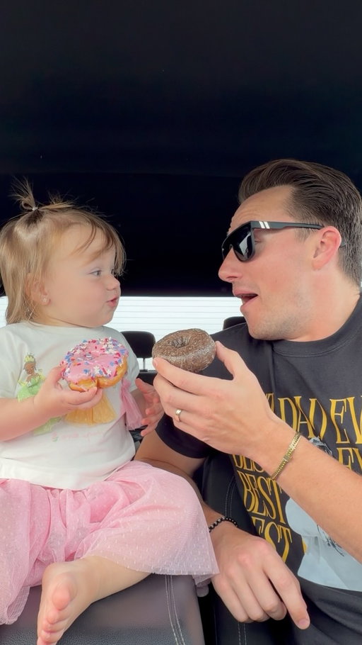 Your Internet nieces 1st time having a donut 🎀🍩