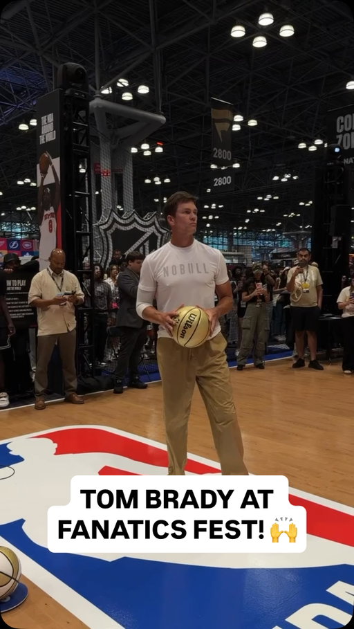 @tombrady shows off his basketball skills with this bucket from half at @fanaticsfest! 👏