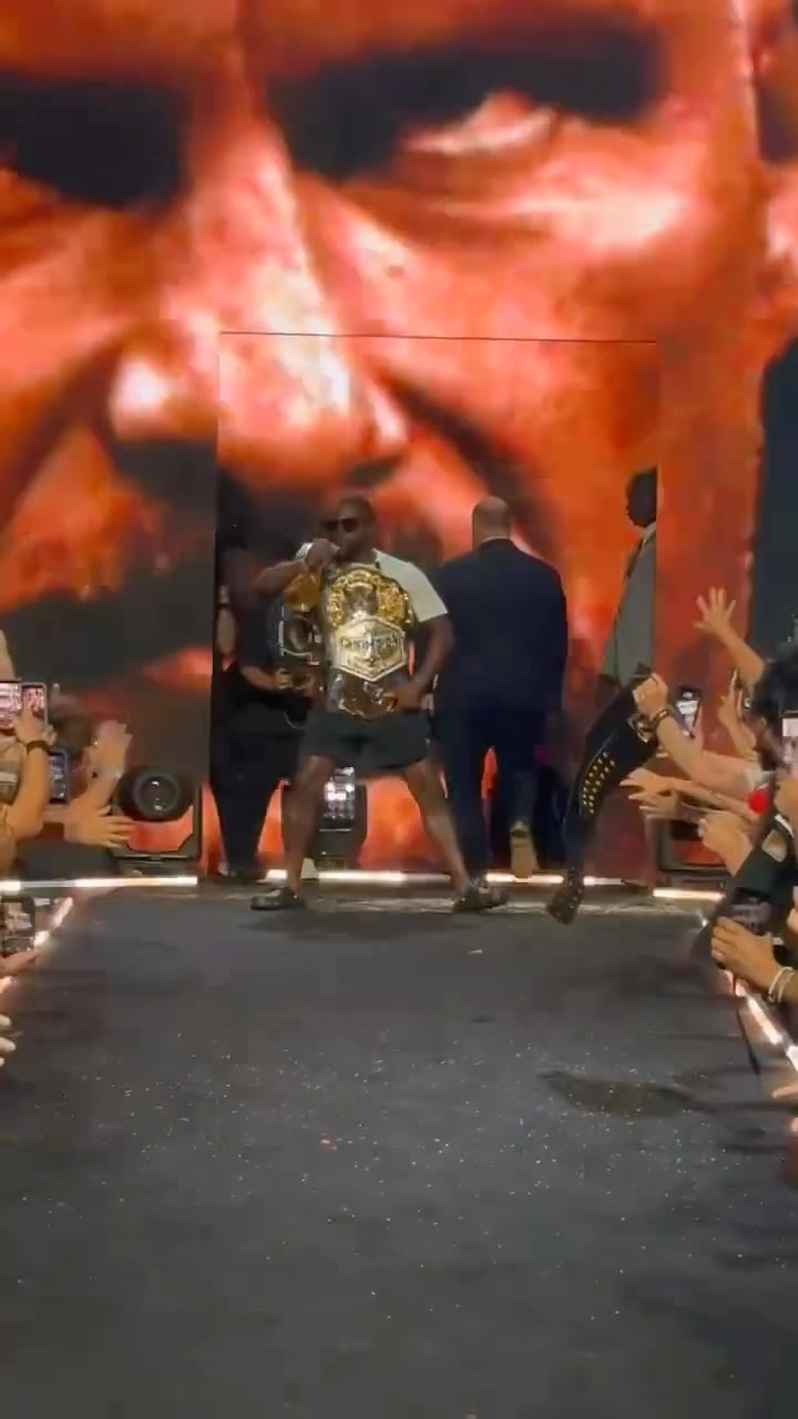 Kevin Hart at Fanatics Fest coming out to WWE’s Stone Cold Steve Austin entrance theme 😂 @wwe @paulheyman @kevinhart4real @fanatics @fanaticsfest