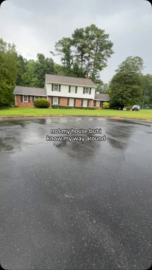 not sure how this was already one week ago - i’m still here mentally 😭
•
i stopped by mikes house before the djo/tame impala show and it started pouring - 10/10 experience 
•
•
•
#mikeshouse #strangerthings #strangerthingslocations