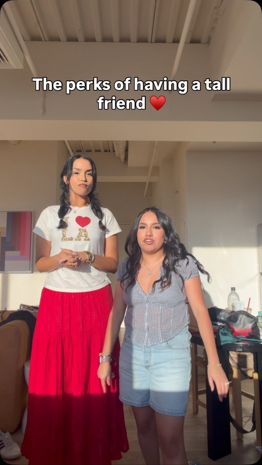 The height difference is working in my favor 😂
#tallfriends #tallgirlproblems #shortgirlproblems #shortgirl #relatable