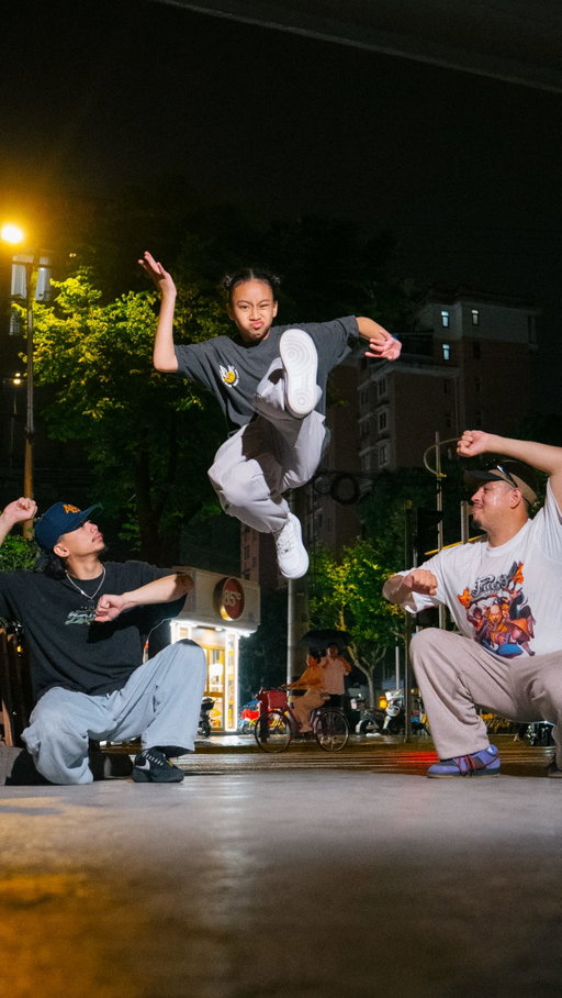 Miyu teaching her American bros some Indonesia moves! 🇮🇩🔥 Culture exchange across the world is what makes hiphop so special🥹

We used the Zhiyun Molus x100 RGB! Its our go to light for our freestyle shoots! 100w of power the size of pocket! Check the link in our Bio to score yours! 🔥🙏

🕺 💃 🕺: @matamiyu @intricacito @iceyives 
🎥: @daniel.stance 
💡: @zhiyun_tech @zhiyun_usa 
🎵: No na - Rollerblade @nonawav 
🎞️: @hansoloyang 
BTS: @cenamirage 

#zhiyun #zhiyuntech #X100RGB