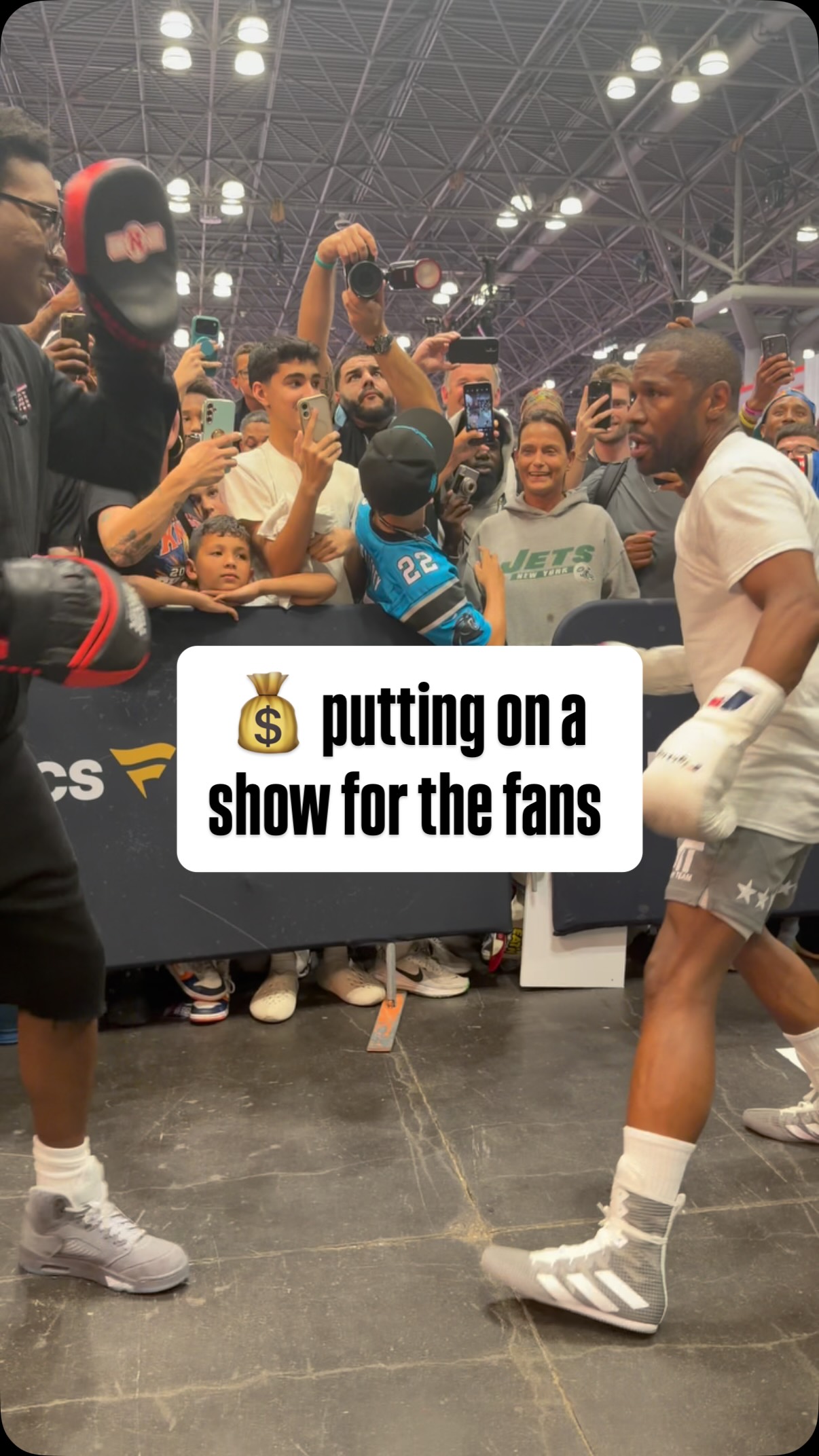 Money Mayweather putting on a show for the fans. Only at Fanatics Fest