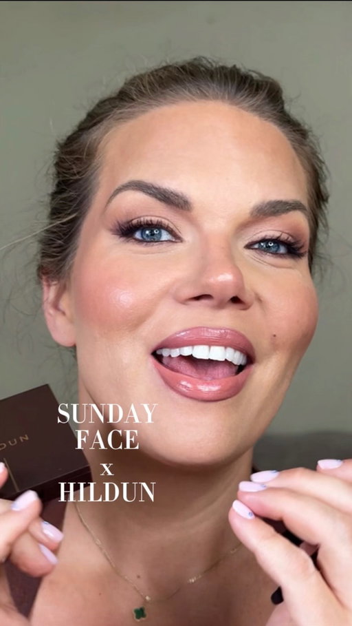 Welcome to Sunday Face 💋
This week I’ve tried stunning Hildun Beauty products. 
.
Soft Focus eyeshadow quad 
Award Winning Silk to Set Kajal Liner in Pecan & Chilli Chocolate
Silk To Set Longwear Lip Pencil ii Sara 
Melting Moisture Lip Balm in Peachy Pink
.
All I have to say that I’ve become completely mesmerised and obsessed with  these products. The quality, colours, formulas easiness of application and how long lasting they were! Chefs kiss 💋 

.
.
🇸🇰
Welcome to Sunday Face 💋
Tento týždeň som mala možnosť vyskúšať novinky od írskej značky @hildunbeauty 
Paletka - Soft Focus eyeshadow quad 
Ceruzky na oči - Award Winning Silk to Set Kajal Liner in Pecan & Chilli Chocolate
Kontúrka - Silk To Set Longwear Lip Pencil ii Sara 
Farebný balzam na pery - Melting Moisture Lip Balm in Peachy Pink
.

.
Musím povedať, že ma tieto produkty úplne očarili a doslova som si ich zamilovala. Kvalita, farby, zloženie, jednoduchosť aplikácie a to, ako dlho vydržali –  dokonalosť sama! 💋

.
.
.
#sundayface #hildunbeauty #makeupreview #beautygram