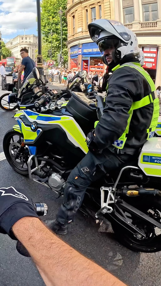Shenanigans around London 🖤

Fist bumps, sweets, sleepy taxi drivers and revvy braps 👀🌚

Say hi if you see me whizzing around 🖤

Love you x

.

#harveyridesbikes #harvey #goodvibes #london #gopro