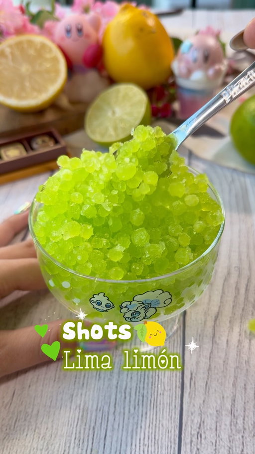 💚 SHOTS DE LIMA LIMÓN ✨

✨ Con la misma receta que usamos para el falso caviar de frutas podemos sacar esta maravilla😍. No entiendo porqué retiraron este helado, me encantaba. Y si no te apetece congelarlo, puedes usarlo en tus bebidas favoritas 

💚 INGREDIENTES
➖ 30 ml de zumo de limón
➖ 30 ml de zumo de lima
➖ 200 ml de agua
➖ 5 gr de endulzante yummy sabor neutro o 50 gr de azúcar
➖ 4 gr de Agar Agar
➖ colorante verde
➖ aceite vegetal suave MUY frío (yo usé aceite de girasol) 

✨ Asegúrate de hervir la mezcla durante  2 minutos 
✨ El aceite frío lo que va a hacer es formar y solidificar las bolitas con un choque térmico. Además ayudará a que queden perfectas
✨ Enjuágalas  en agua muy fría 
✨ Congela durante 30 min y listo 

#recetasburpee_vet #postres #recetas