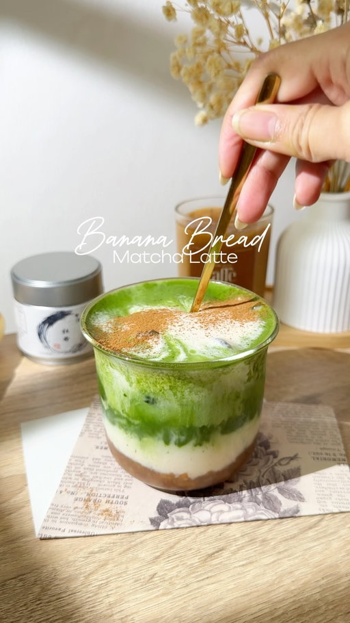 finally tried the viral Banana Bread Syrup and it was so GOOD!! 😩🤤 it pairs perfectly with matcha, i will try it next time with coffee too 🤭

Matcha from @kosame_matcha (Kakitsubata) 🍵 

Recipe for Banana Bread Syrup
- 1-2 Ripe Banana (mine wasn’t but still tastes good)
- 100 g brown sugar 
- 175 ml water
- 1 tsp cinnamon 
- 1/4 tsp salt
- 2 tsp vanilla

this banana bread syrup recipe from @erinliveswhole was so gooood 😩✨

#matcha #matchalatte #bananabread #recipe #viral
explore • drink • homecafe • aesthetic • homebody • matcha lover • matcha addict •