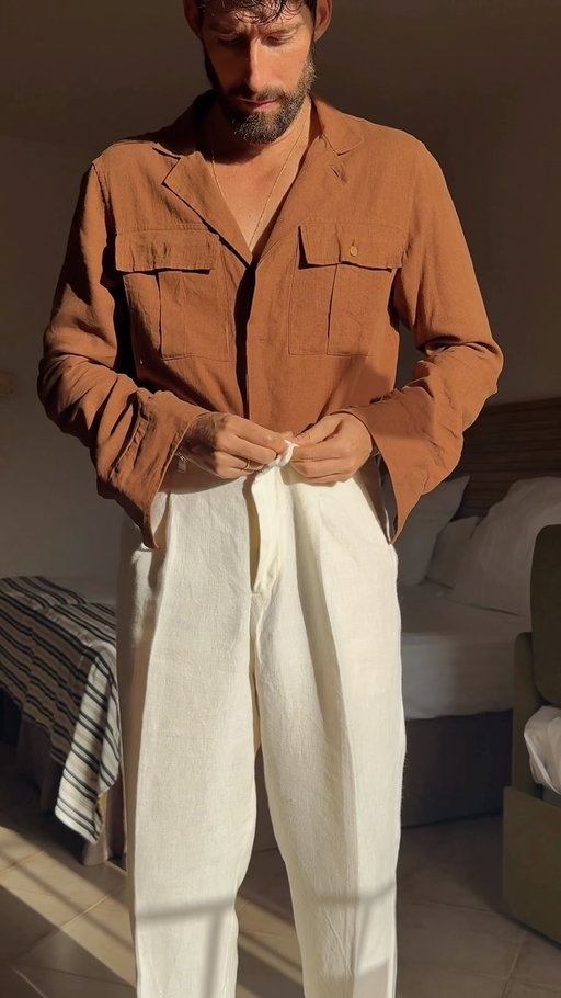 Get ready with me for a summer night with this very special shirt from @guy_rover. I love summer style! 🤎

#grwm #outfitinspiration #modahombre #summerstyle #menfashion