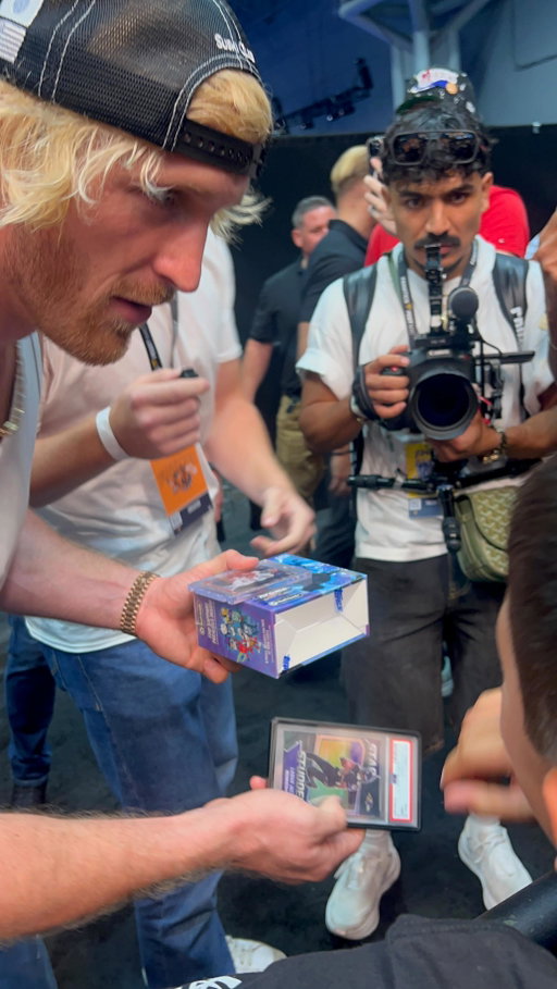 Logan Paul gifts our son a rare card at Fanatics Fest! Logan Paul is our New Favorite Wrestler!
Thank you East West Sports & Fanatics for making it all possible! @eastwestcardshop @loganpaul @fanaticsfest
