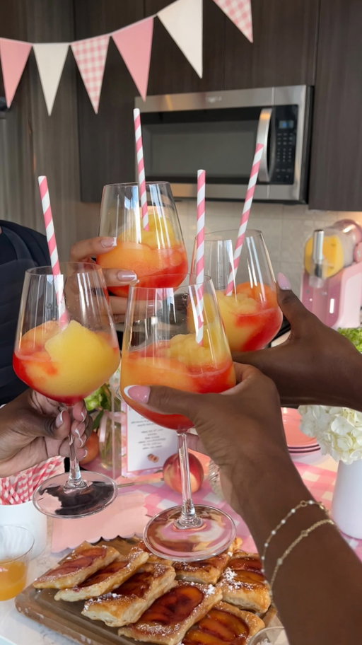 the girls said the peach bellinis were 10/10😝🎀🤍🍑🥂 

#girl #inspo #party #peachbellini #pink 
@ninjakitchen @nutribullet