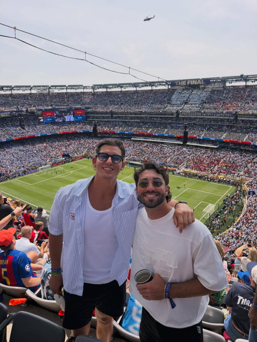 Last time we were in nyc, we ran the marathon. Now we’re watching the World Cup final📍 thank you @michelobultra best partner in the world @joeygraziadei 

Spain vs Argentina 🇪🇸🇦🇷 who do you got?

#worldcup2026 #fyp #nyc