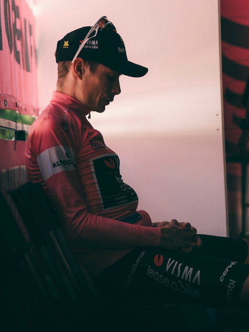 The strength of champions is also shown in the way they get back up after a fall. 🩷
Wishing you a speedy recovery. Stay strong, @jonasvingegaard 🙏🏼

La forza dei campioni si vede anche nel modo in cui si rialzano dopo una caduta. 🩷
Ti auguriamo un recupero veloce. In bocca al lupo, Jonas. 🙏🏼

#GirodItalia
