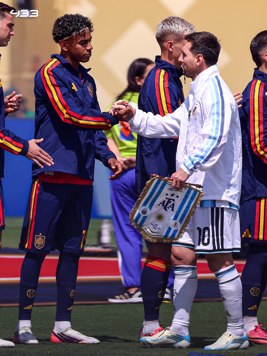 𝐓𝐇𝐄 𝐖𝐎𝐑𝐋𝐃 𝐂𝐔𝐏 𝐅𝐈𝐍𝐀𝐋 𝐈𝐒 𝐔𝐍𝐃𝐄𝐑𝐖𝐀𝐘 😍🍿

From Lionel Messi bathing Lamine Yamal to facing each other in a World Cup final...

Football writes the craziest stories 🤯