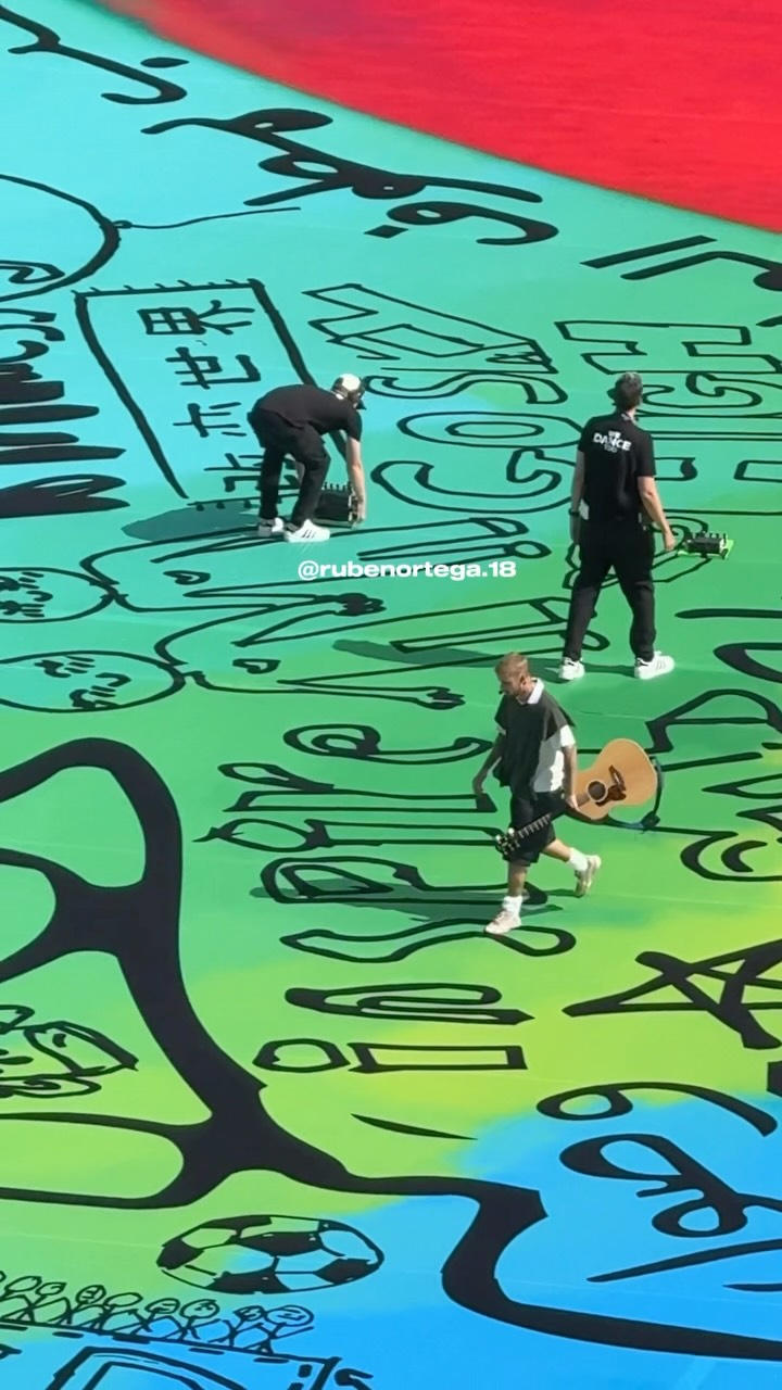 Así se fue Justin Bieber luego de su participación en el show de medio tiempo de la Final del Mundial… 🎤⚽️