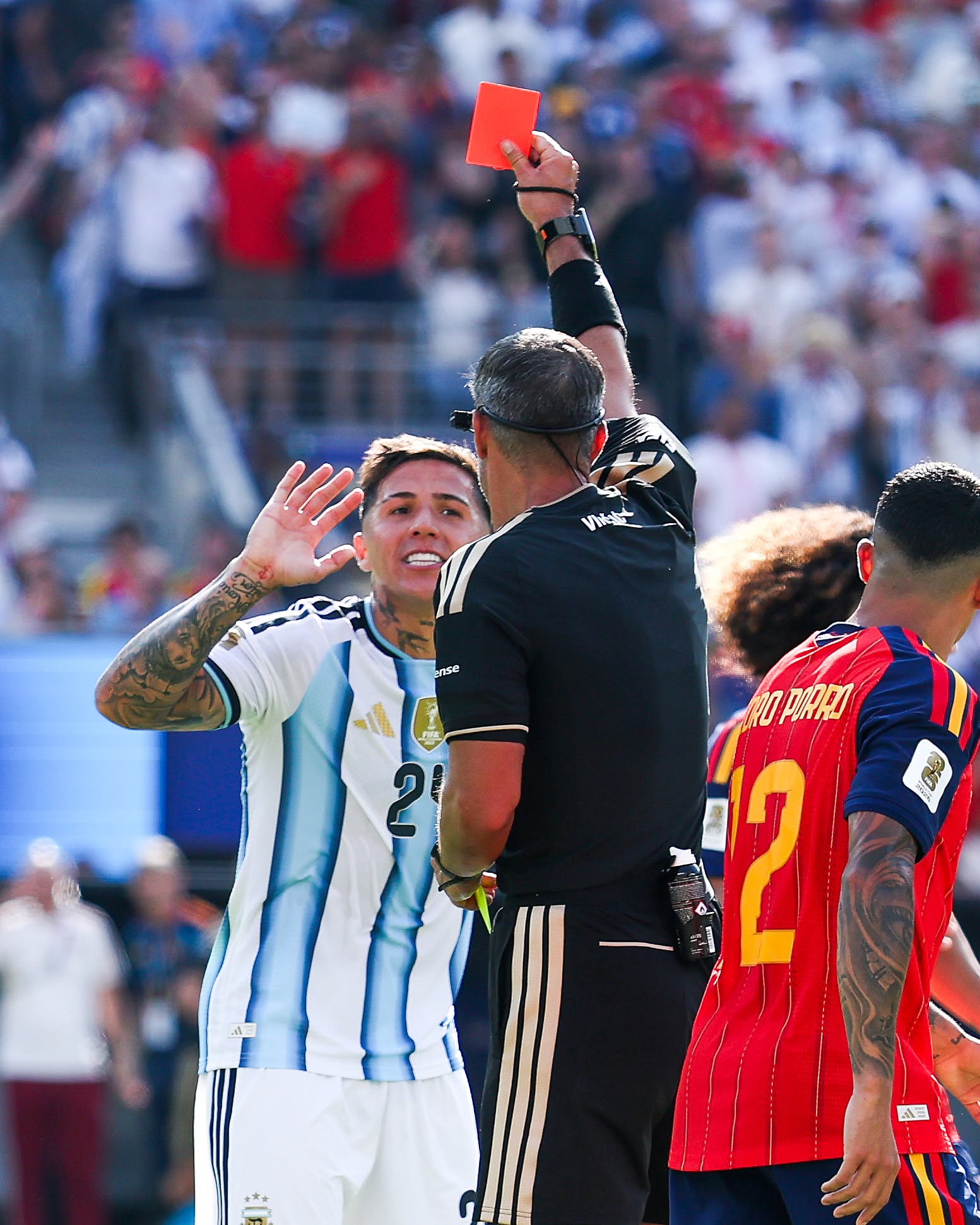Enzo Fernández is the sixth player to receive a red card in a men's World Cup final 😱🟥

Three of them have been shown to Argentines.