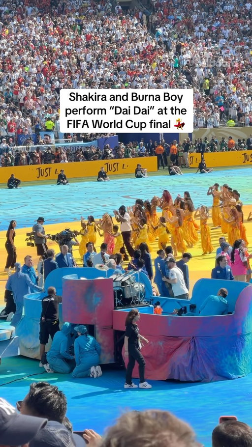 @shakira and @burnaboygram perform “Dai Dai” during the halftime show at the FIFA World Cup final with Verizon. 💃