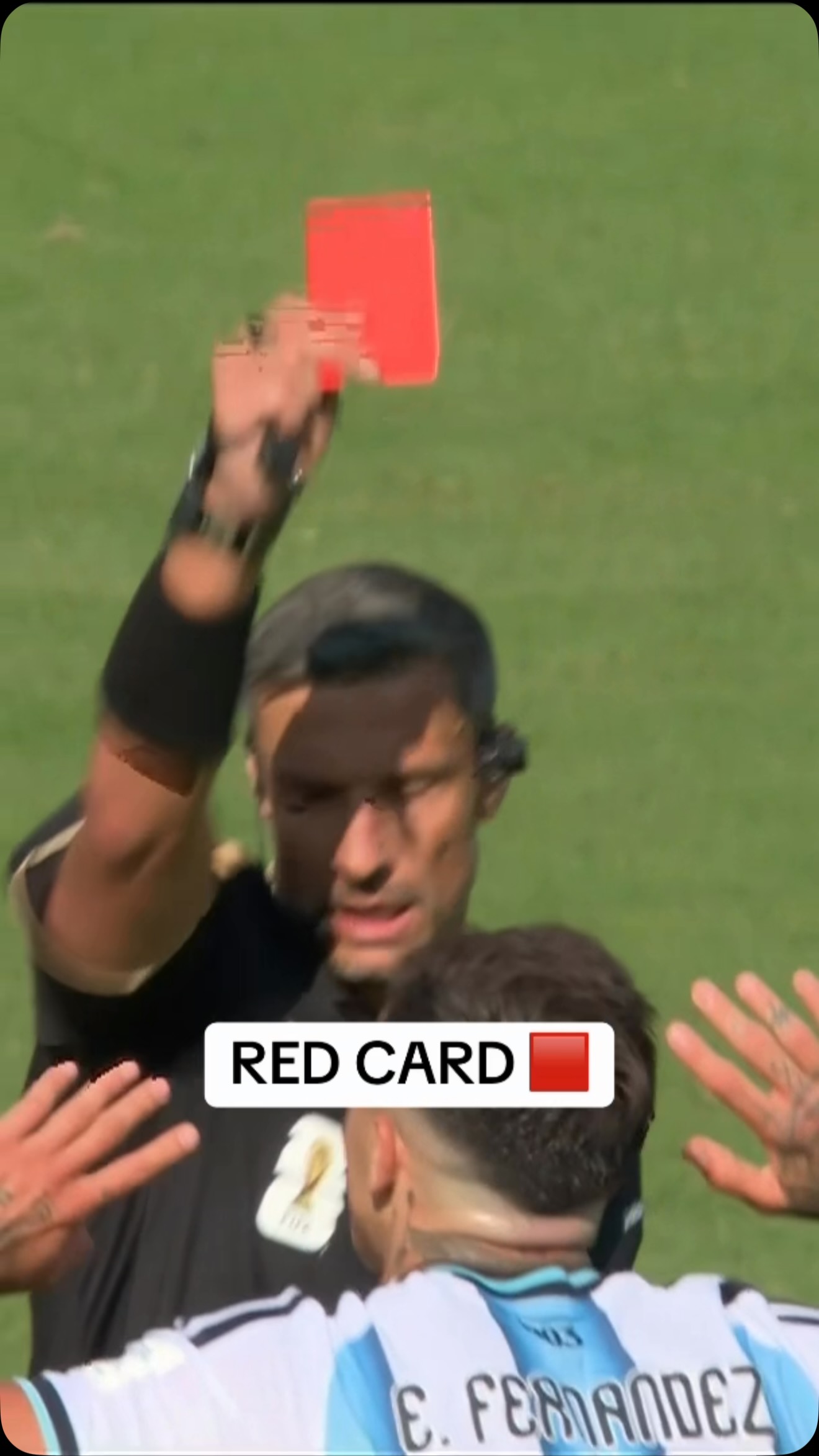 IT’S A RED CARD FOR ENZO 🟥

Enzo Fernandez was sent off for this challenge on Pau Cubarsí. #FIFAWorldCup