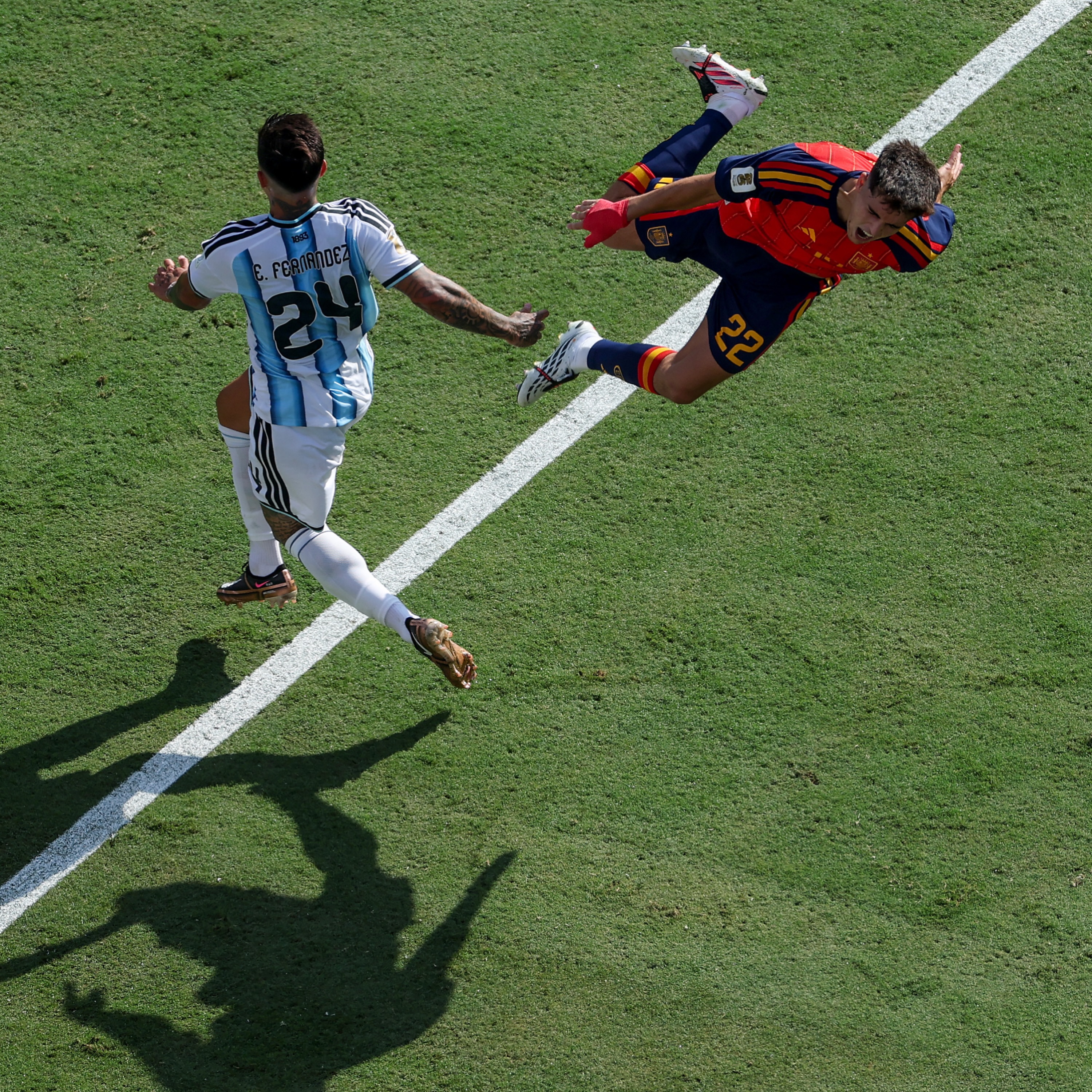 Enzo Fernandez was given a red card in stoppage time for his collision with Pau Cubarsí.

Ref said bingo we got action 😂

📸: Getty