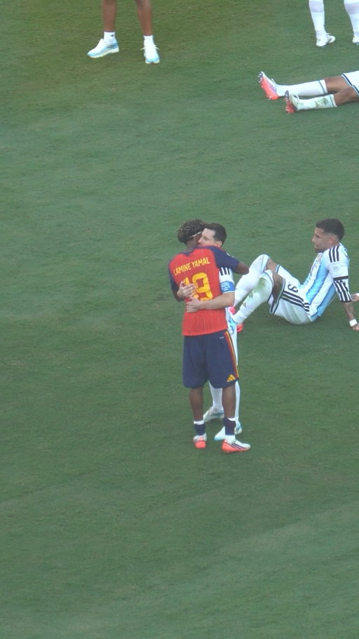 🇦🇷❤️🇪🇸 Lamine fue a buscar a Messi. 📹: @manubravo9