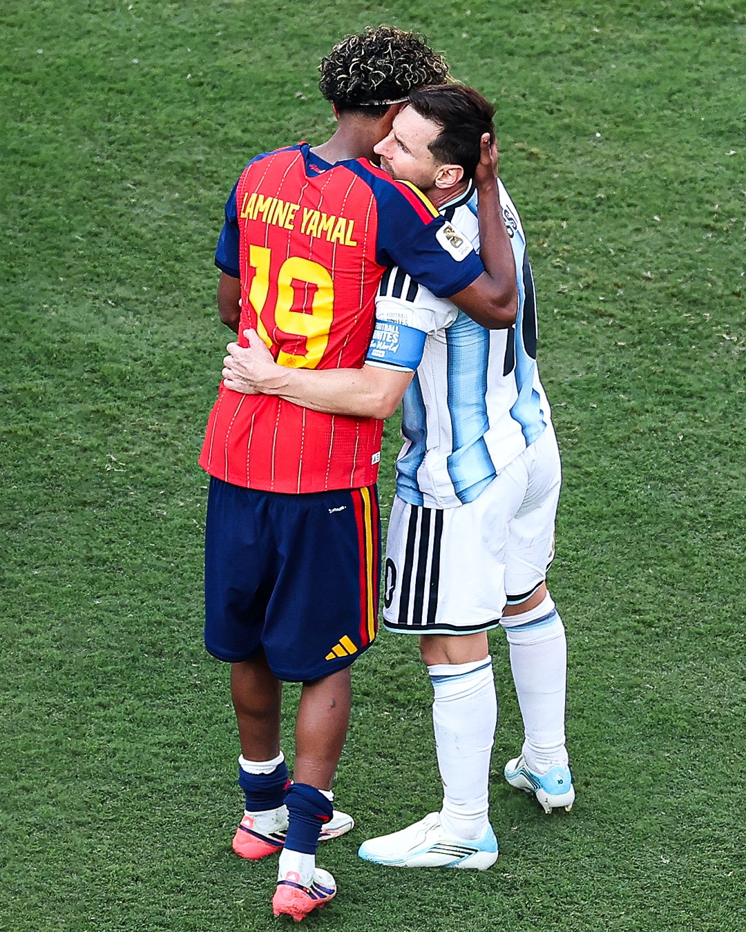Lionel Messi congratulates Lamine Yamal on his World Cup win ❤️