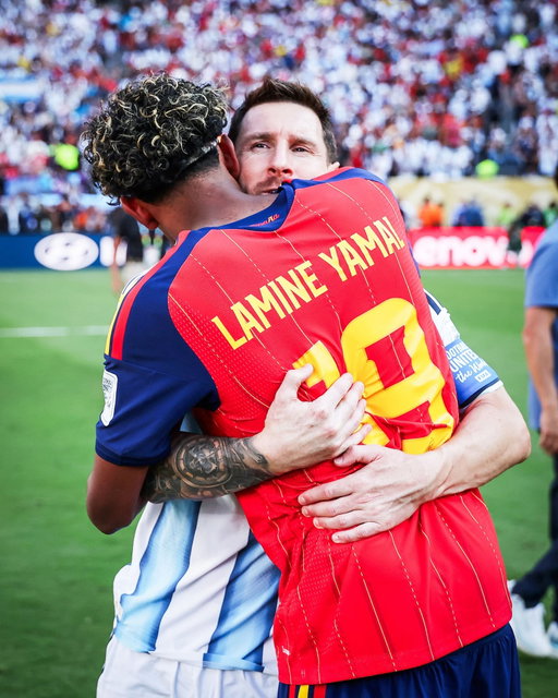 Lamine Yamal consoles Leo Messi after Spain beat Argentina in the World Cup Final. 

Respect 🤝