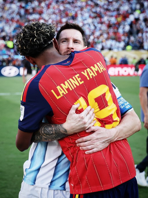 ❤️‍🩹🫂 Lamine Yamal went to 𝐜𝐨𝐧𝐬𝐨𝐥𝐞 Leo Messi after the World Cup Final. 𝐁𝐞𝐚𝐮𝐭𝐢𝐟𝐮𝐥 𝐬𝐜𝐞𝐧𝐞𝐬. 👏🏼✨

𝐑𝐞𝐬𝐩𝐞𝐜𝐭.