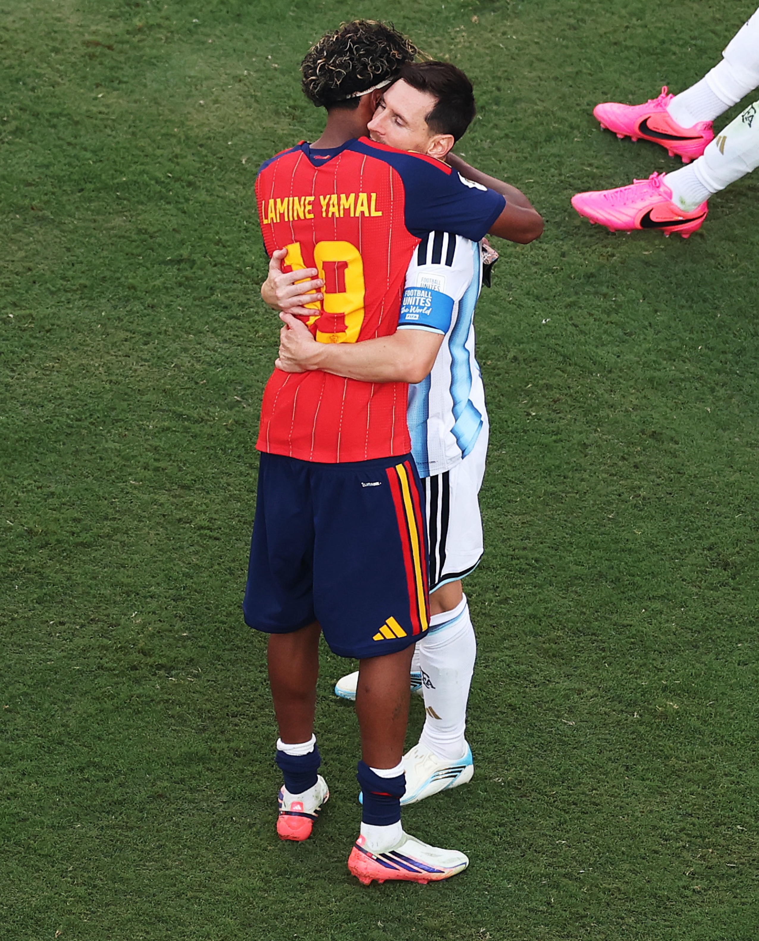 Lamine Yamal went up to Messi right after the game. 🙌🔥

Respect. 🤝
