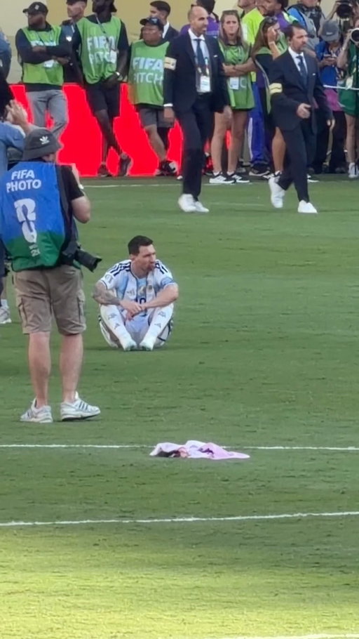 Messi (and Kickball Dad) watching Lamine Yamal and Spain celebrate their World Cup victory 🏆