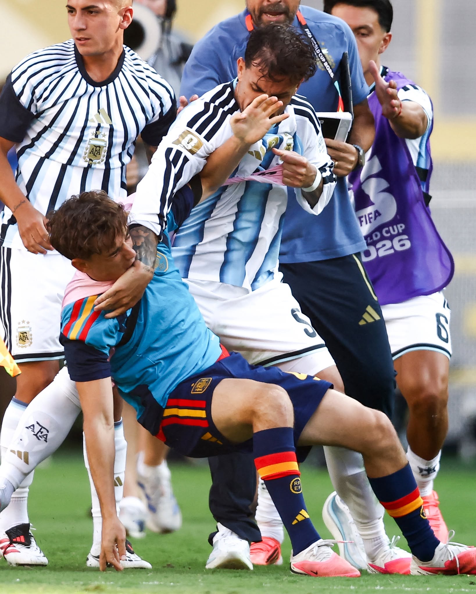 Leandro Paredes put hands on Gavi after the final whistle 😳
