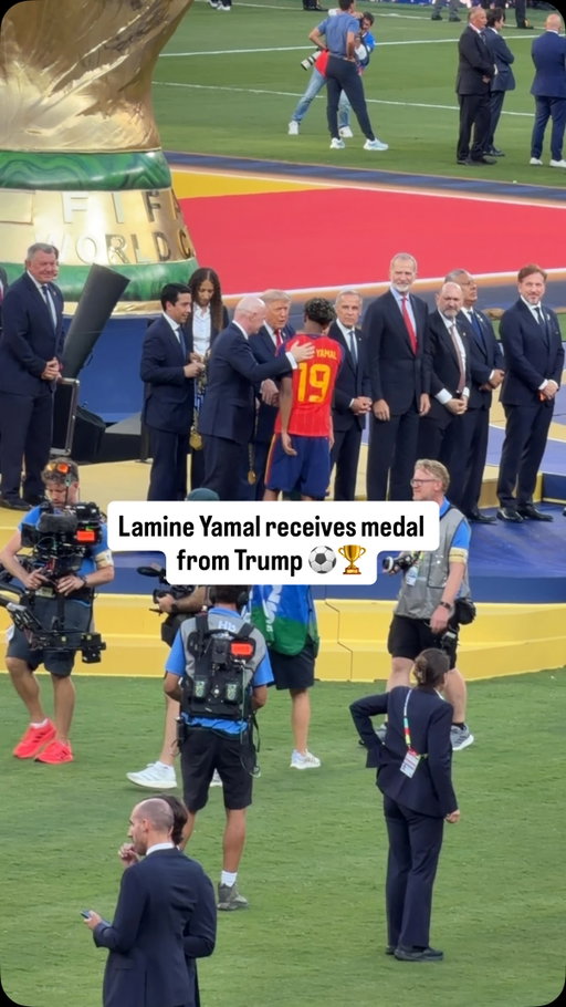 Lamine Yamal receives World Cup medal from 
Trump ⚽️🏆