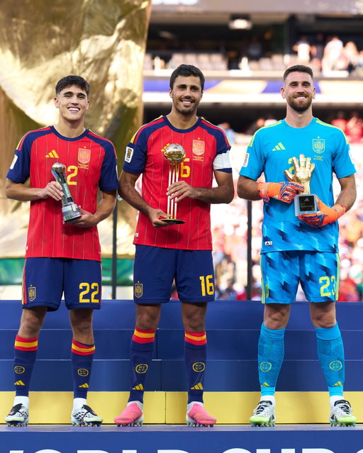 🏆 ¡¡𝗘𝗦𝗧𝗔𝗠𝗢𝗦 𝗤𝗨𝗘 𝗟𝗢 𝗧𝗜𝗥𝗔𝗠𝗢𝗦!! 

Copamos los premios individuales:

MEJOR JUGADOR | Rodrigo

GUANTE DE ORO | Unai Simón

MEJOR JUGADOR JOVEN | Pau Cubarsí

#VamosEspaña | #CopaMundialFIFA