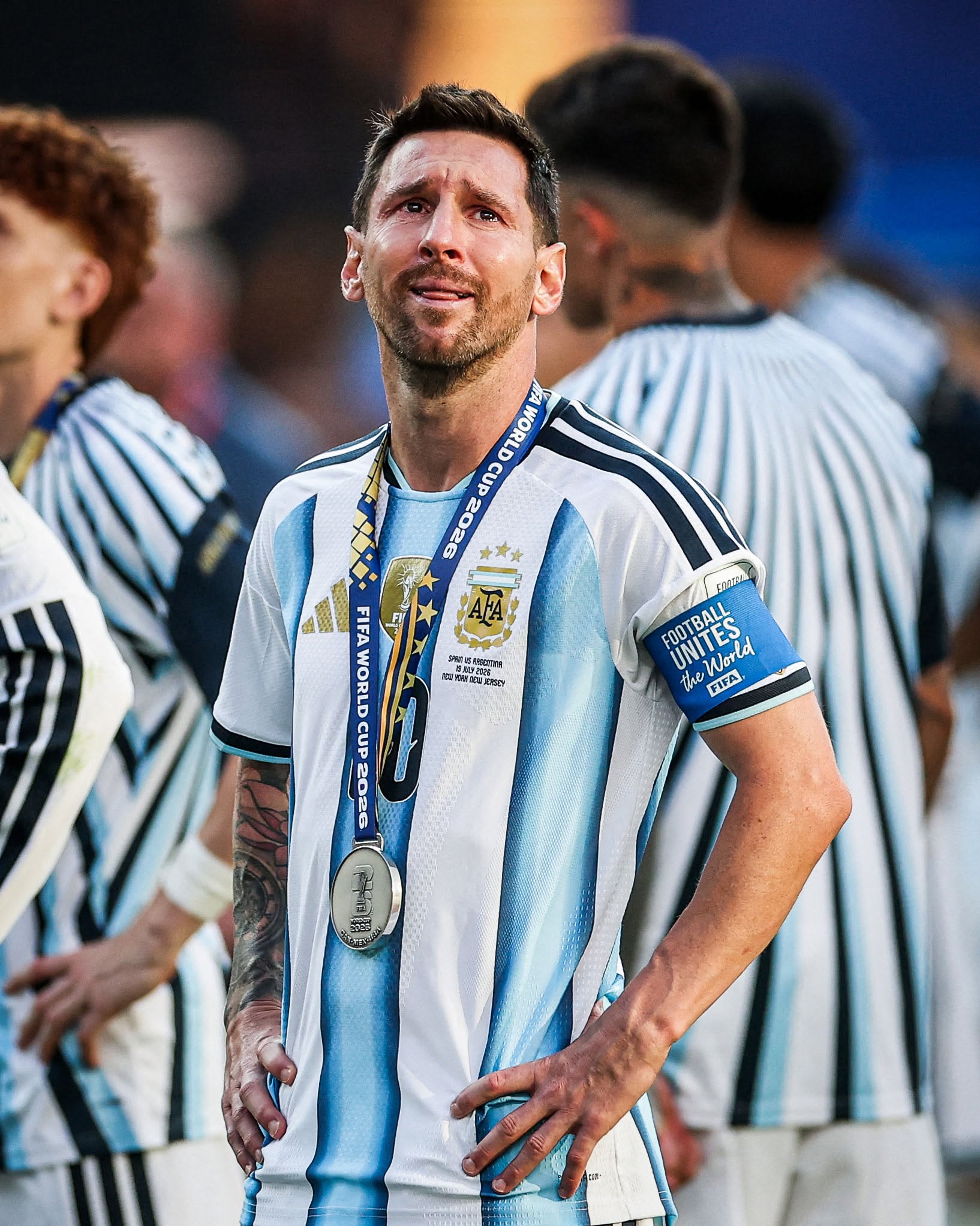 Leo Messi got emotional watching the Argentine crowd stay and sing for the team despite their loss in the World Cup Final 🥺