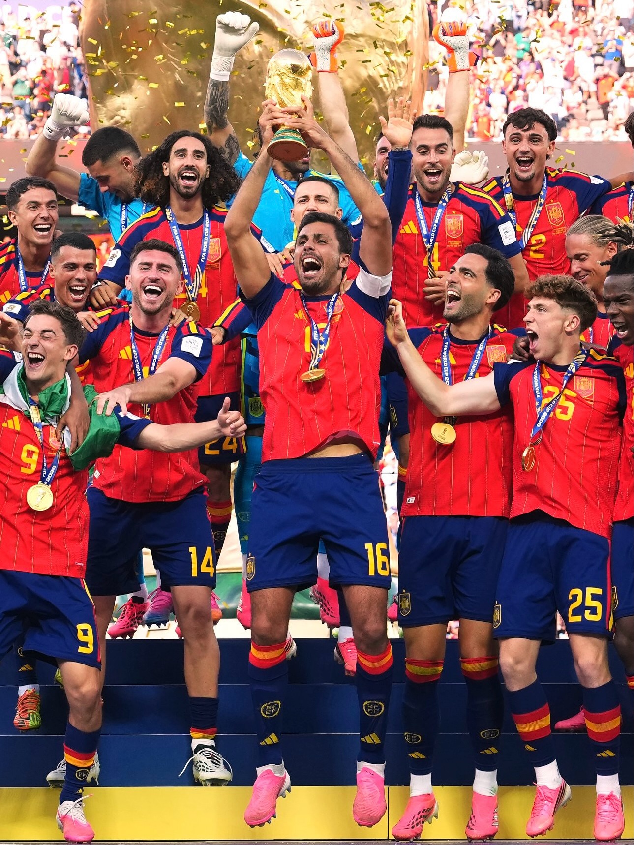 Rodri has officially completed football. 🤯

World Cup. World Cup Golden Ball. Ballon d’Or. Champions League. European Championship. Premier League. Club World Cup. FA Cup. UEFA Nations League. EFL Cup. UEFA Super Cup. Community Shield. 

All won. Absolute insanity.
