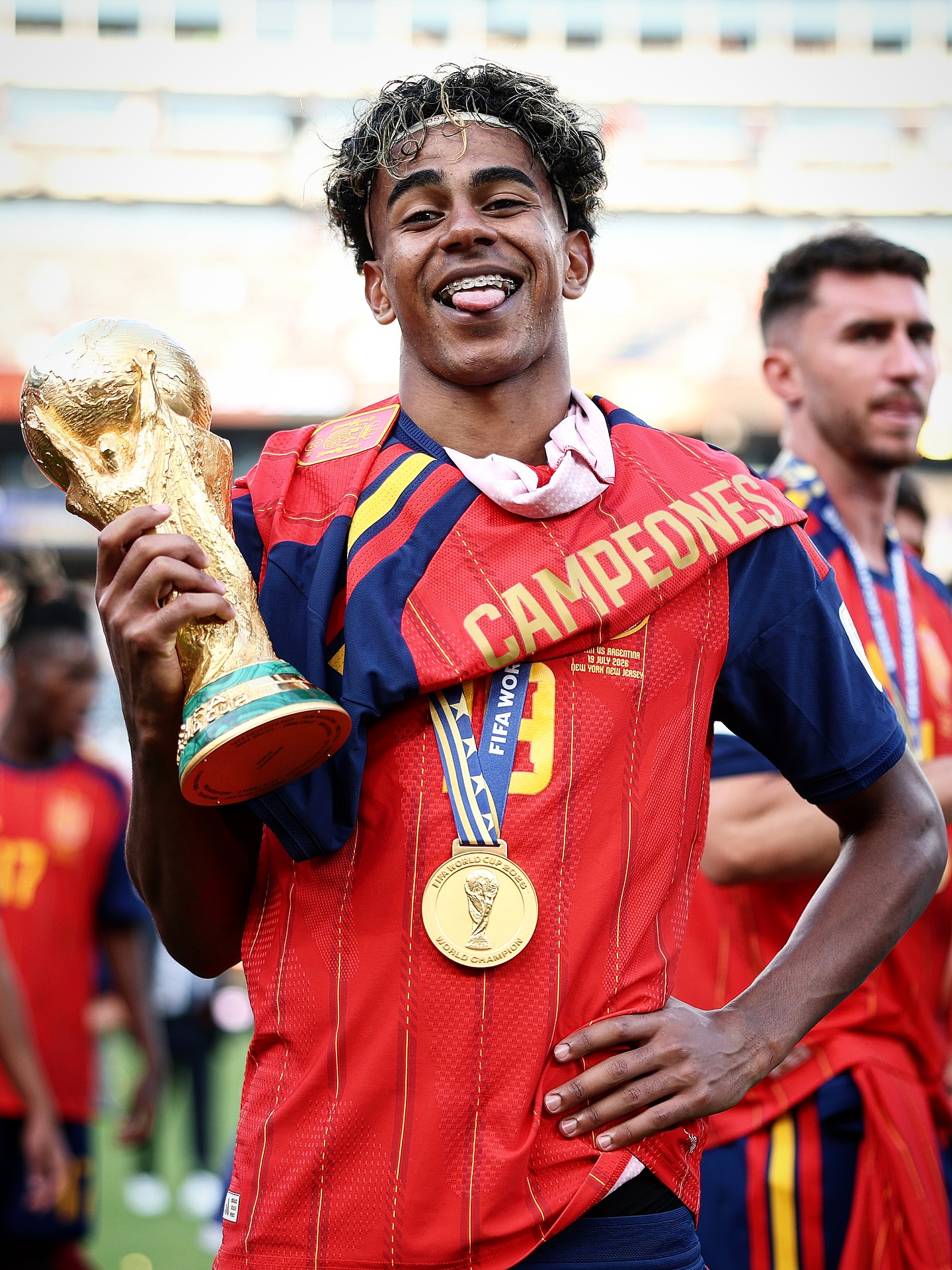 𝐘 𝐐𝐔𝐄 𝐅𝐔𝐄?! 😜🤷🏽‍♂️

…two years later, Lamine Yamal has 𝐃𝐎𝐍𝐄 𝐈𝐓 𝐀𝐆𝐀𝐈𝐍 🏆🏆😎