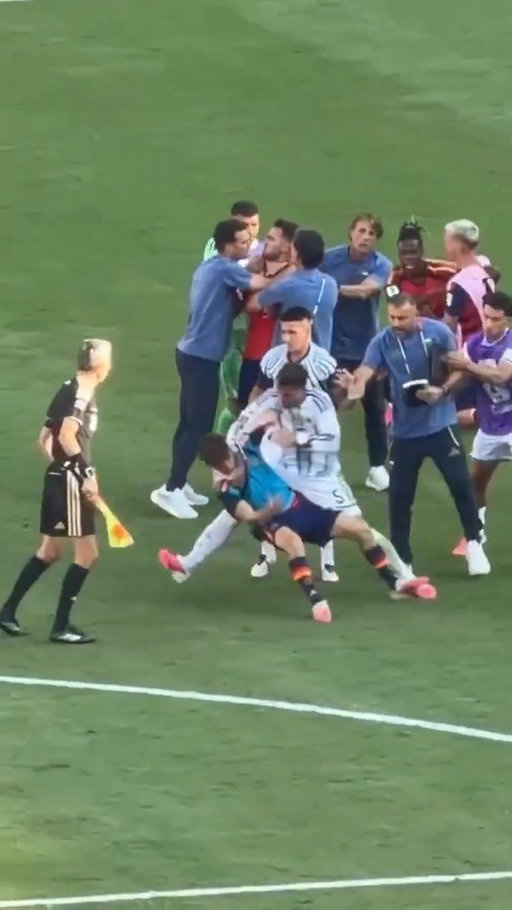 😳🤯 BRONCA al final: Paredes ahorca a Eric García y después 'golpea' a Gavi. VIDEO: @mickyjnrofficial