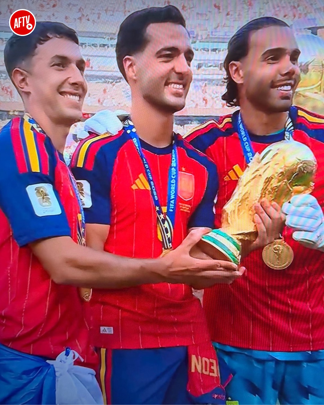 𝐖𝐇𝐀𝐓 𝐀 𝐒𝐈𝐆𝐇𝐓!! 🤩❤️

Premier League champions with Arsenal. World Cup winners with Spain. What a year for Zubimendi, Merino and Raya! 🏆