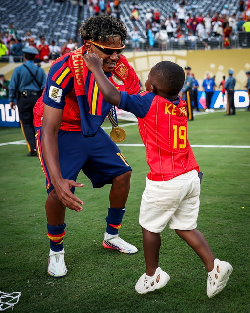 Lamine Yamal celebrating with his brother 🤗