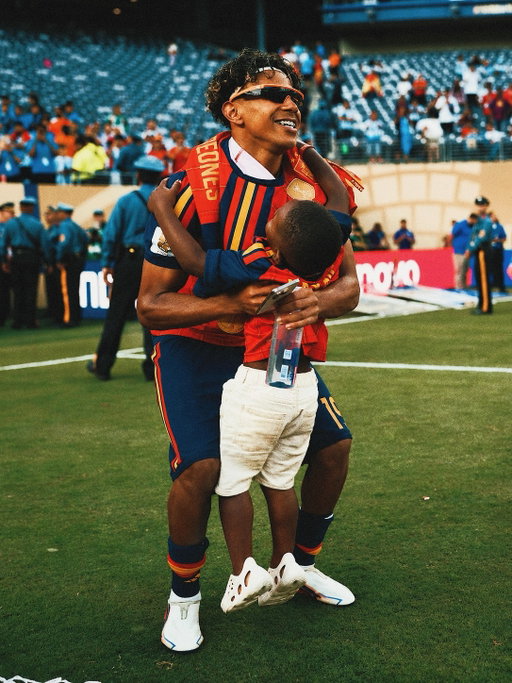 LAMINE YAMAL: WINNER WORLD CUP 🤩🌟 | ESPAÑA 2026 🇪🇸 @lamineyamal @sefutbol 
.
🏆🇪🇸 ¡𝗟𝗔𝗠𝗜𝗡𝗘 𝗬𝗔𝗠𝗔𝗟 𝗛𝗔𝗖𝗘 𝗛𝗜𝗦𝗧𝗢𝗥𝗜𝗔!

Con tan solo **19 años**, Lamine Yamal se convierte en **campeón del mundo con España**, consolidándose como una de las mayores promesas que ha visto el fútbol en la última década. 🌍✨

Su talento, personalidad y mentalidad ganadora lo han llevado a conquistar el escenario más grande del fútbol a una edad en la que la mayoría de los jugadores apenas comienzan su carrera. ⭐🐐

📊 Datos de Lamine Yamal:
🏟️ Edad: 19 años.
🇪🇸 Selección: España.
⚽ Posición: Extremo derecho.
👟 Perfil: Zurdo.
🔥 Debutó con la selección absoluta siendo uno de los jugadores más jóvenes de la historia.
🎯 Destaca por su regate, velocidad, visión de juego y definición.
🌟 Formado en La Masia.

🏆 Principales títulos:
🥇 Copa Mundial de la FIFA 2026.
🏆 Eurocopa 2024.
🏆 LaLiga.
🏆 Supercopa de España.
🏆 Copa del Rey.

💬 El presente ya es suyo… y el futuro parece no tener límites. ¿Estamos viendo el inicio de una nueva leyenda del fútbol? ⚽👑
.
#lamineyamal #españa #yamal #worldcup #viral