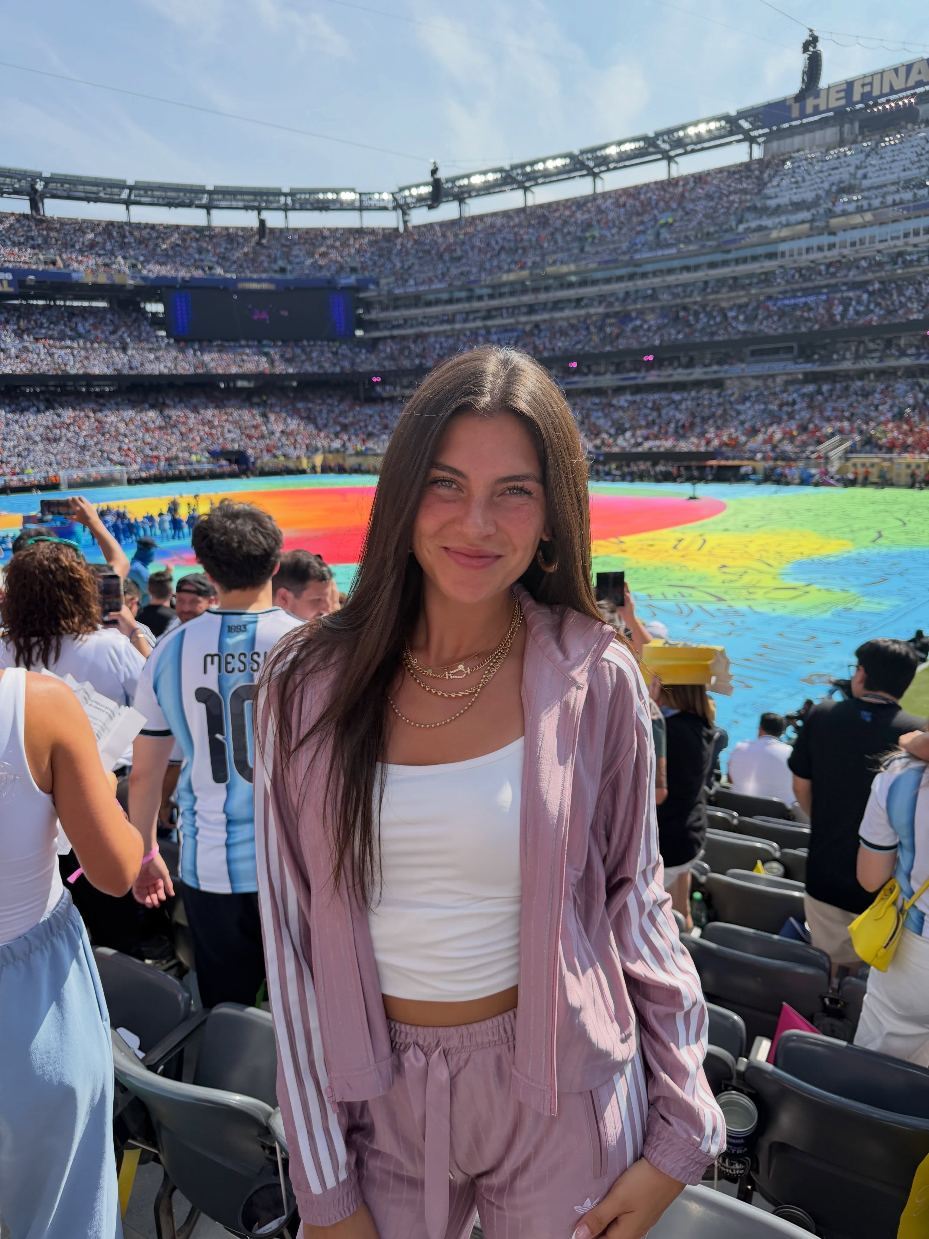 Here I tried to stay cool at MY FIRST WORLD CUP FINAL AAAAHHHH 😍⚽️🏆

Here we took our first World Cup final selfie

Here the final was about to begin

Here the final was over

Here I was vibing on Shakira

Here I saw Justin Bieber for the first time

Here I couldn't stay cool anymore so I smiled

Here Michiel pointed at the World Cup trophy so you can see it

Here you see it better in case you missed it at the slide before, which would be weird but ok

Here we had fun with the squad after the game (yes, he was really sleeping)

Here you see Rodri lifting the World Cup. Congrats Spain, what an achievement!

Here I tried to make an edit with Yamal & the World Cup, didn't really work

Here our first World Cup final came to an end. Forever grateful that we could experience this together. Thank you all for making this possible, thank you Spain & Argentina for the amazing final & thank you Michiel for being the best ❤️